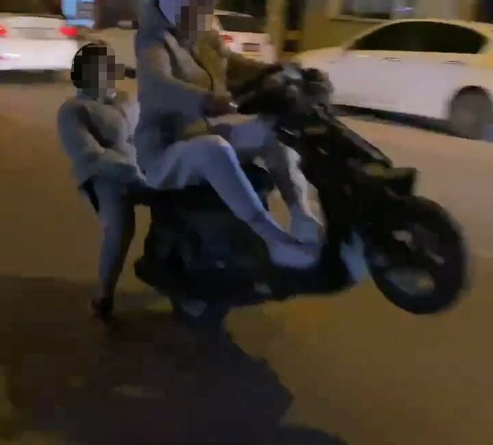 Bursa’nın İnegöl ilçesinde motosikleti tek teker üzerinde ilerleyen gençler kameraya