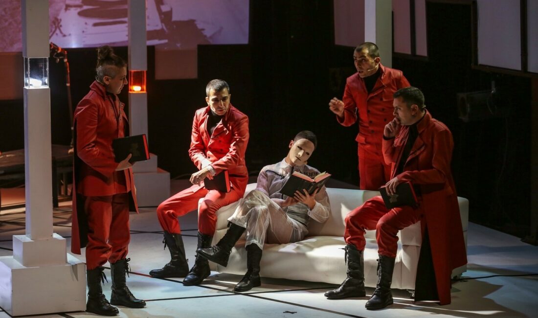 NİLÜFER KENT TİYATROSU’NUN (NKT) SAHNEYE KOYDUĞU “1984”, ANKARA AKÜN SAHNESİ’NDE