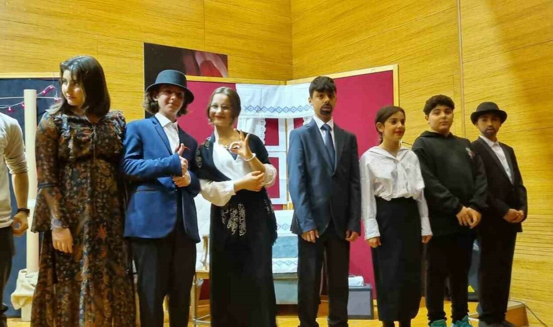 Öğrenciler sahnenin tozunu attırdı NİLÜFER SADETTİN TÜRKÜN ORTAOKULU ÖĞRENCİLERİ, KENDİ YAZIP OYNADIKLARI TİYATRO OYUNLARIYLA