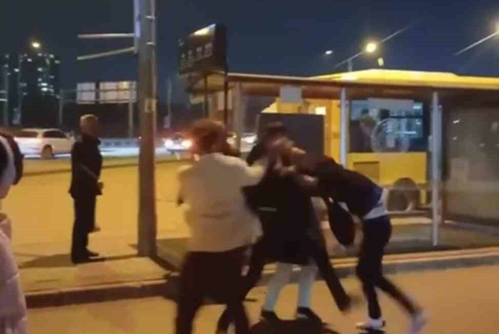 Bursa’da otobüs şoförüyle yolcular kavga etti Bursa’da otobüs şoförü ile yolcu arasında kavgaya çıktı, taraflar caddeye