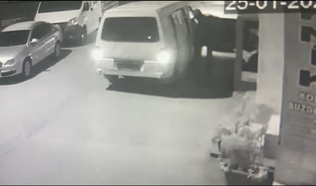 Bursa’da hırsızlar yakalanmamak için araçlarının şeklini değiştirmiş Bursa'nın Yıldırım ilçesinde, bir iş yerinden televizyon çalan iki kardeş