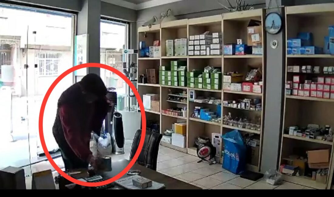 Bursa’nın Osmangazi ilçesinde bir şüpheli, elektrikçi dükkanındaki sadaka kutusunu çaldı.