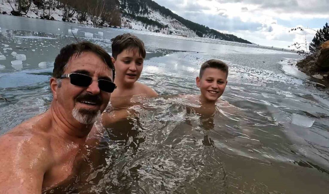 Uludağ’da dondurucu soğukta yüzdüler Uludağ'da buz tutan bir gölete giren dağcı, dondurucu soğuğa rağmen