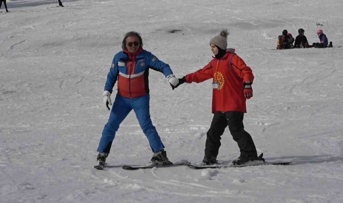 KIŞ TURİZMİNİN ÖNEMLİ MERKEZLERİNDEN ULUDAĞ’DA GÖRME ENGELLİ REHABİLİTASYON ÖĞRENCİLERİ, KAYAK