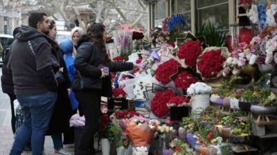 BURSA’DA 14 ŞUBAT SEVGİLİLER GÜNÜ ÖNCESİ ÇİÇEKÇİLERİN YOĞUN MESAİSİ BAŞLADI.