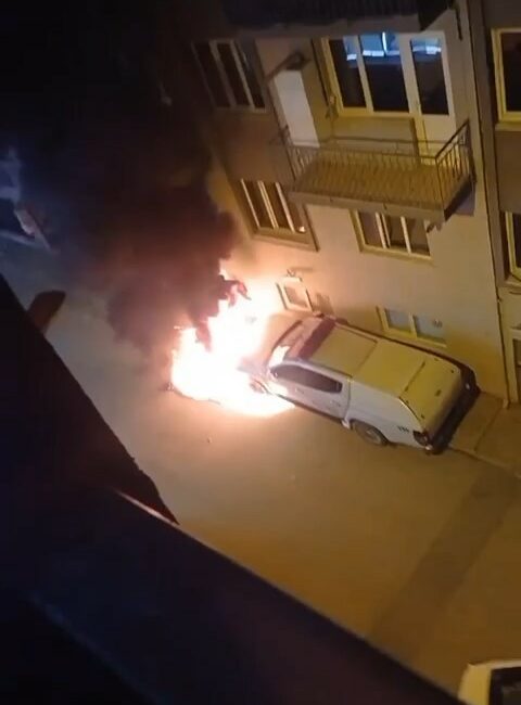 Bursa’da park halindeki otomobil küle döndü Bursa’da park halindeki otomobil yanarak kullanılamaz hale geldi. İtfaiye ekipleri