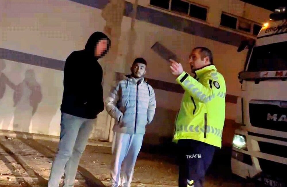 Bursa’da polisten kaçan tır sürücüsü taksiyle geri dönünce yakalandı Bursa'nın İnegöl ilçesinde, yaya olarak uygulama noktasından tır sürücüsü bir