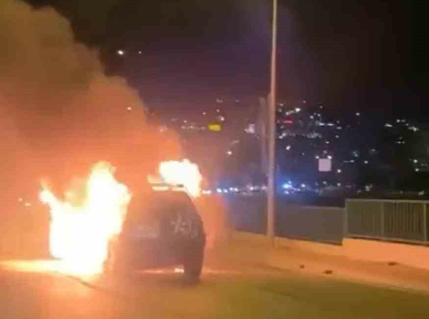 Seyir halindeki otomobil alev topuna döndü BURSA’DA SEYİR HALİNDEKİ BİR OTOMOBİL, MOTOR KISMINDAN ALEV ALDI. HIZLA