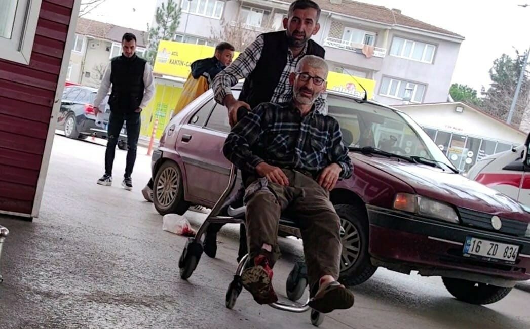 Testere ile odun keserken bacağını kesti İNEGÖL'ÜN TUZLA MAHALLESİNDE MOTORLU TESTERE İLE ODUN KESEN ERDOĞAN Ö.