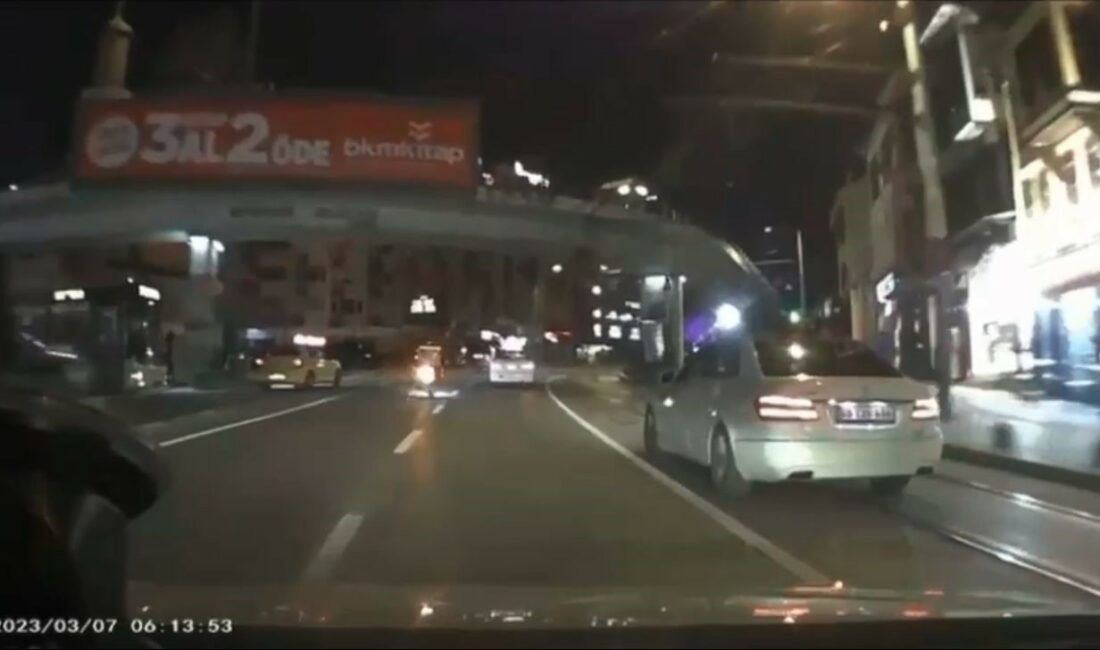 Bursa’da taksinin çarptığı kurye ezilmekten son anda kurtuldu Bursa'nın Osmangazi ilçesinde, ticari taksinin çarptığı kurye ezilmekten son anda