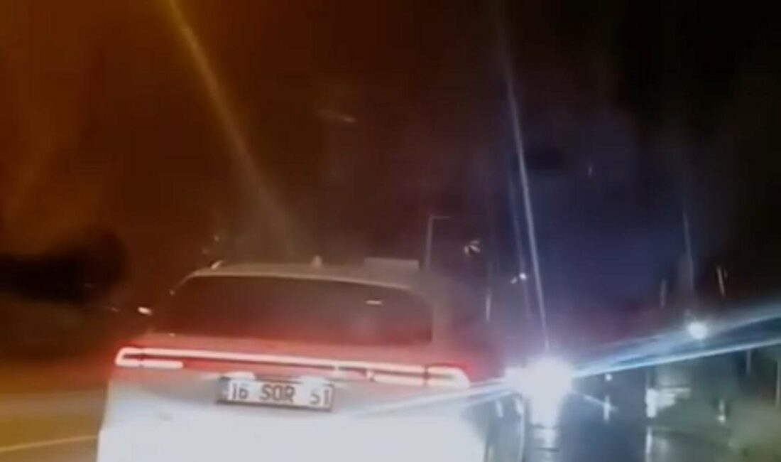 Bursa’da bir sürücü trafikte zikzak çizerek ilerledi Bursa’da seyir halindeki sürücü gece yarısı zikzak çizerek trafiği tehlikeye