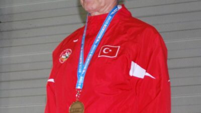 NİLÜFER BELEDİYESPOR’UN VETERAN ATLETİ DR. MURAT KAÇAR, BAŞARILARINA YENİLERİNİ EKLEDİ.