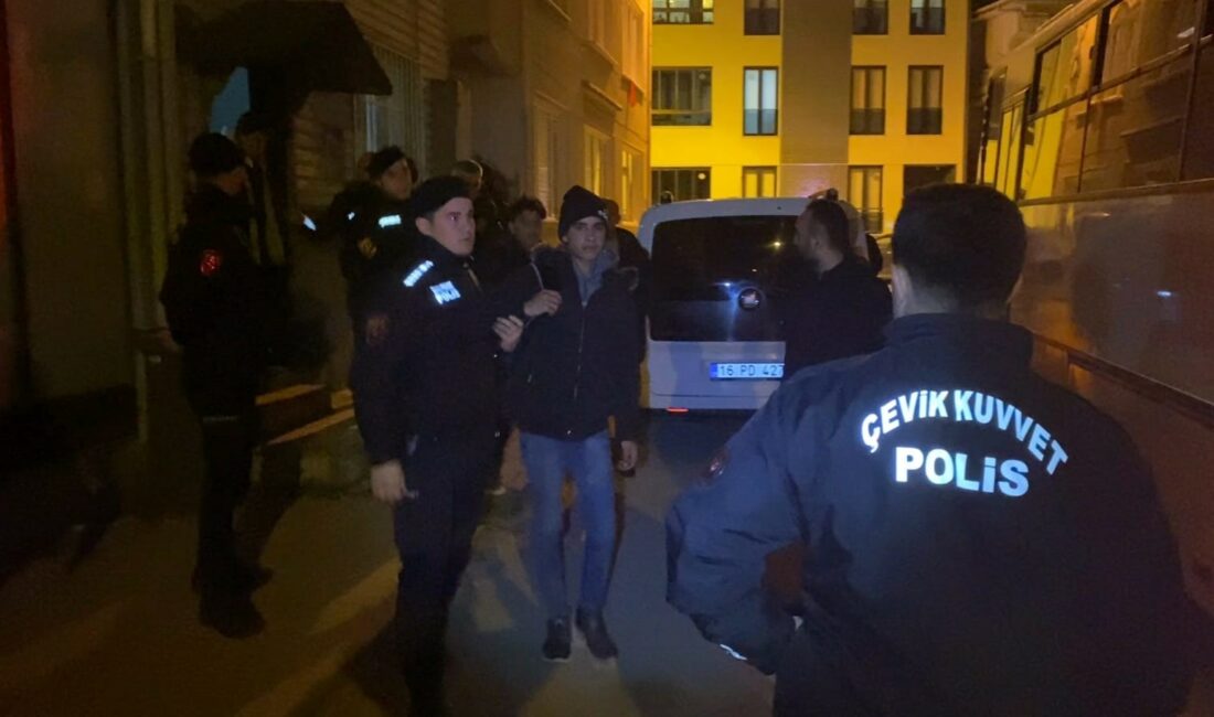 Bursa’da bir apartmanda 12 kaçak Suriyeli yakalandı Bursa’nın İnegöl ilçesinde, ülkeye kaçak yollarla giren 12 Suriyeli yakalandı.