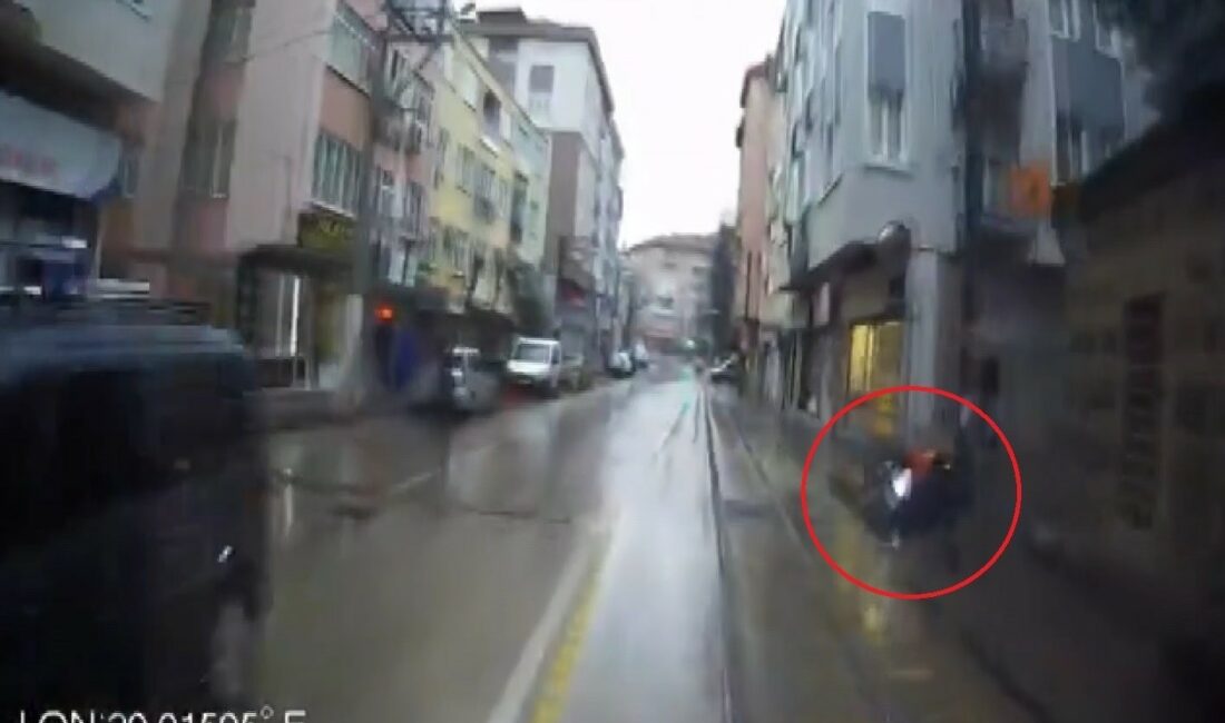 Yağmurda kayan ve caddeye fırlayan başıboş motosiklet faciaya neden oluyordu.. BURSA’DA YAĞMURDA KAYAN MOTOSİKLET, SEYİR HALİNDEKİ OTOBÜSÜN ÖNÜNDE DURDU. MOTOSİKLETİ