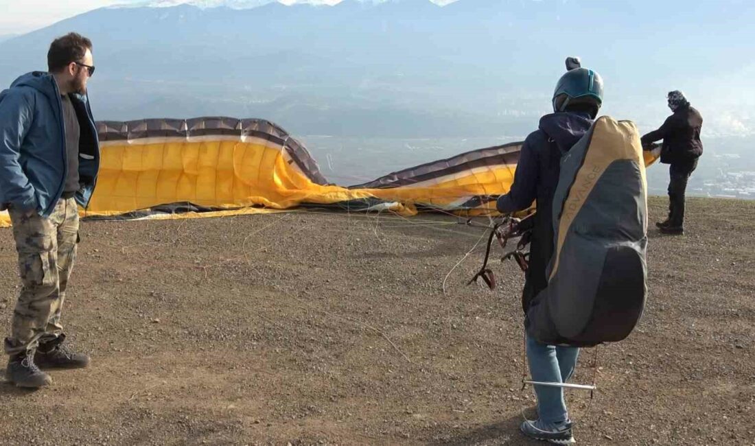 Yamaç paraşütü yapan arkadaşlarını uçaktan selamladı BURSA’DA BİR PİLOT, YAMAÇ PARAŞÜTÜ YAPAN ARKADAŞLARINI ALÇAK UÇUŞ YAPARAK