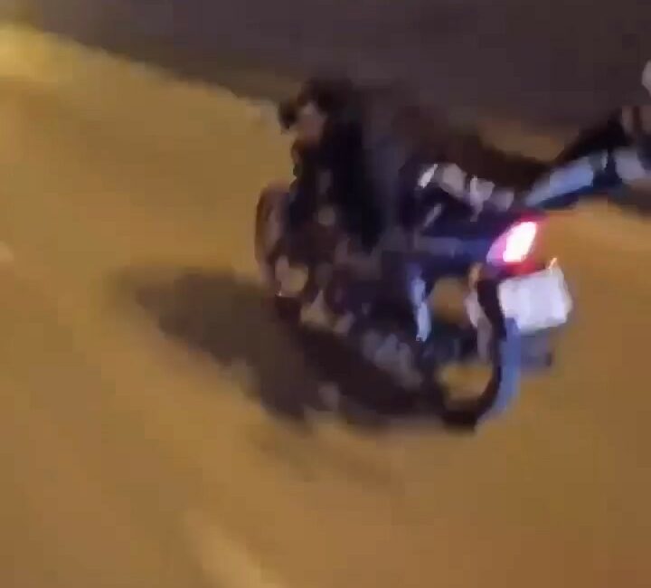 Bursa’da motosikletle tehlikeli yolculuk kamerada Bursa'da karayolunda motosikletin üstünde yatarak giden sürücü görüntülendi.