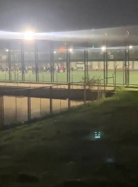 Buraa’da yeşil saha bir anda boks ringine döndü BURSA’DA OYNANAN AMATÖR BİR MAÇ SONRASI SAHA BOKS RİNGİNE DÖNDÜ.