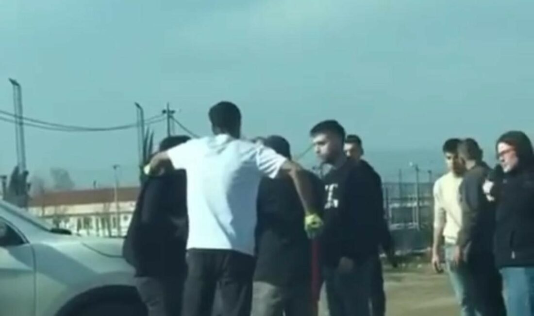 Bursa’da yol verme kavgasında önce kadınlar, sonra erkekler birbirine girdi Bursa’da yol verme kavgasına tutuşan kadınlar, cadde ortasında trafiği hiçe