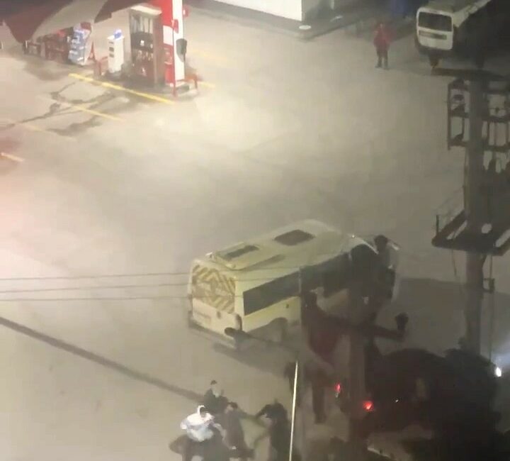 Bursa’da sürücülerin kavgası kamerada Bursa’da sürücülerin kavgası kamerada. Osmangazi ilçesinde, servis minibüsü ile otomobilin