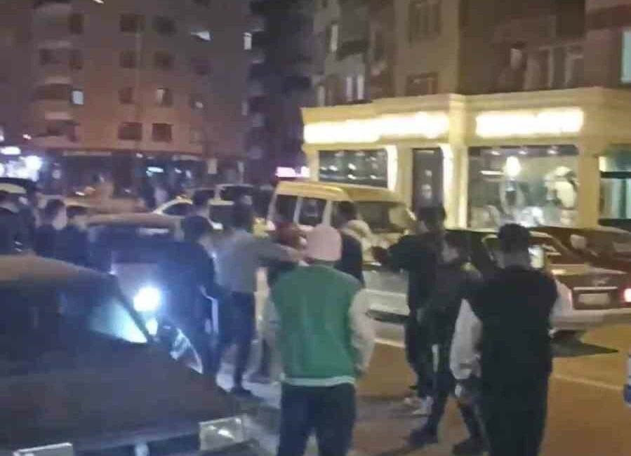 Bursa’da yolu kapatan gençler çiftetelli oynadı Bursa’nın İnegöl ilçesinde, asker uğurlaması için terminale gelen gençler yolu