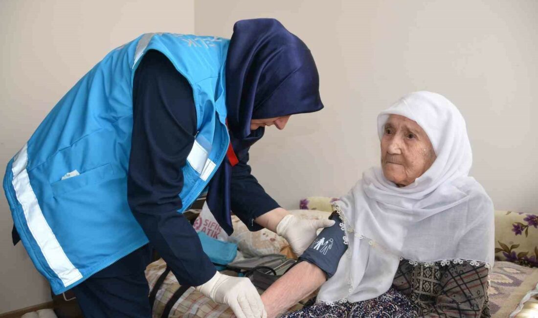 102 yaşındaki hastaya ve kızına ziyaret BURSA’DA EVDE SAĞLIK HİZMETİ ALAN 102 YAŞINDAKİ HASTA NAZMİYE SEVER