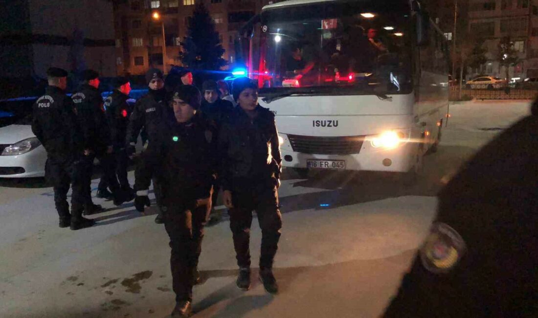 Bursa’da 30 kaçak göçmen yakalandı BURSA'NIN İNEGÖL EMNİYET MÜDÜRLÜĞÜ EKİPLERİ ÜLKEYE KAÇAK YOLLARLA GİREN SURİYE