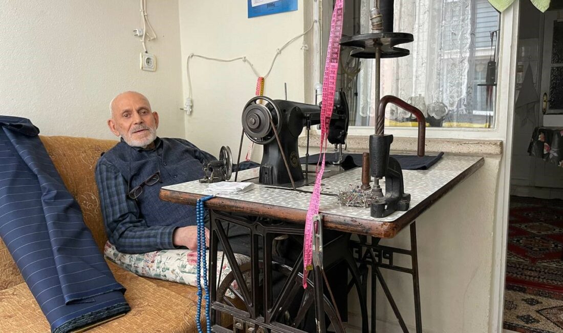 70 yıllık mesleğine evinin balkonundan devam ediyor BURSA’DA YAŞAYAN 83 YAŞINDAKİ FEYZULLAH ÇINAY, İLERLEYEN YAŞINA RAĞMEN ÇOCUK