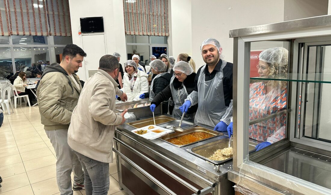 Tophane Rotary Kulübü’nün geleneksel iftar organizasyonu sürüyor Bursa Tophane Rotary Kulübü'nün geleneksel iftar organizasyonu devam ediyor.