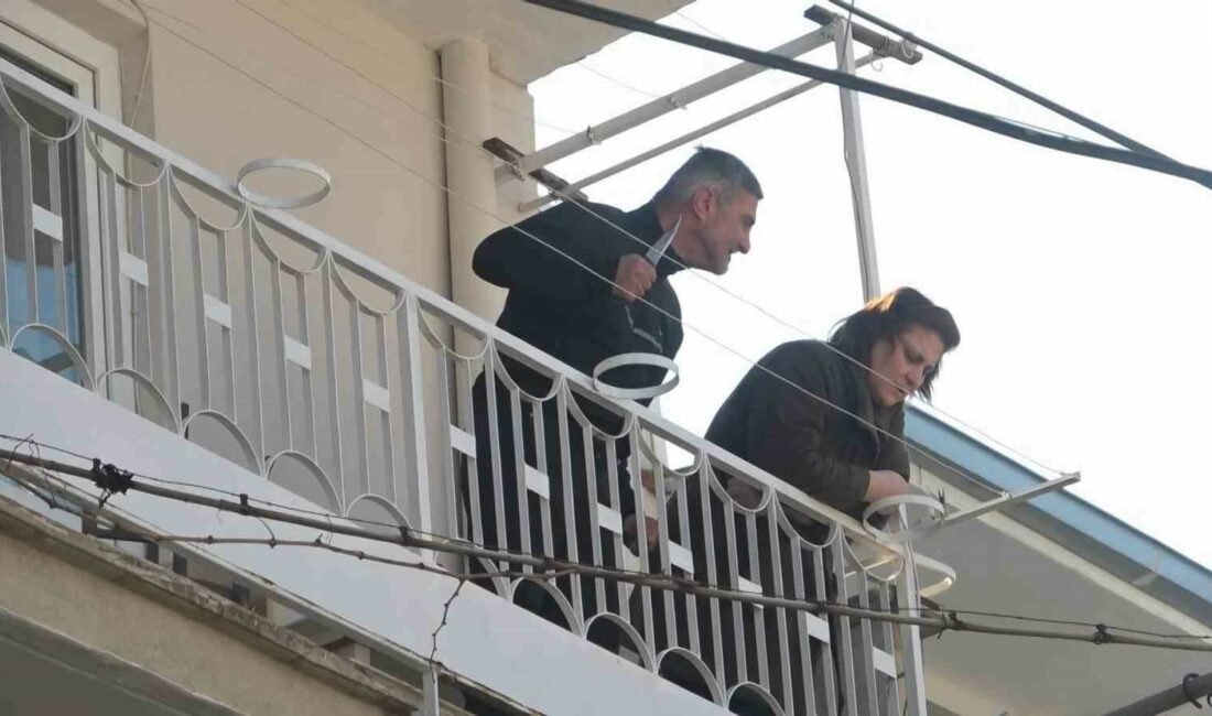 Bursa’da bir kişi ablasını bıçakla rehin aldı Bursa’nın Yıldırım ilçesinde bir kişi ablası bıçakla rehin aldı.