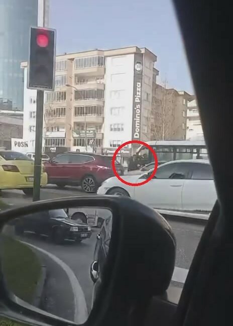 Akan trafiğe aldırış etmeden birbirlerine girdiler BURSA’DA 2 ŞOFÖR, TRAFİKTE TARTIŞINCA AKAN TRAFİKTE OTOMOBİLLERİNDEN İNEREK BİRBİRİNE