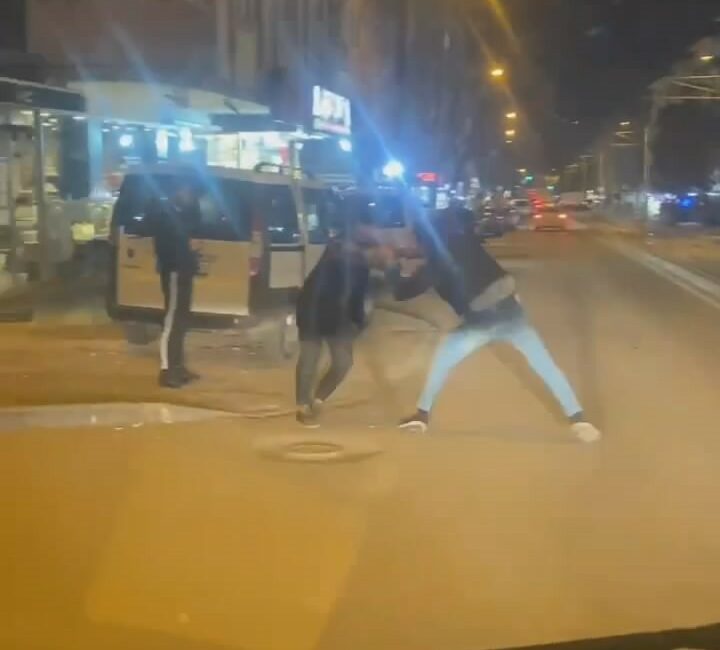 Bursa’da sokak ortasında alacak verecek kavgası Bursa'nın Osmangazi ilçesinde, iki grup arasında alacak verecek meselesi nedeniyle