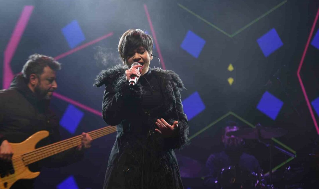 Aydilge şarkıları ile Bursa’yı salladı OSMANGAZİ MEYDANI’NIN RESMİ AÇILIŞ ÖNCESİ TANITIM ETKİNLİKLERİ ÇERÇEVESİNDE SAHNEYE ÇIKAN