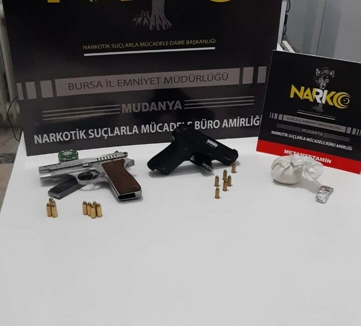 BURSA'NIN MUDANYA İLÇESİNDE BAĞ EVİNE YAPILAN UYUŞTURUCU OPERASYONUNDA GÖZALTINA ALINAN