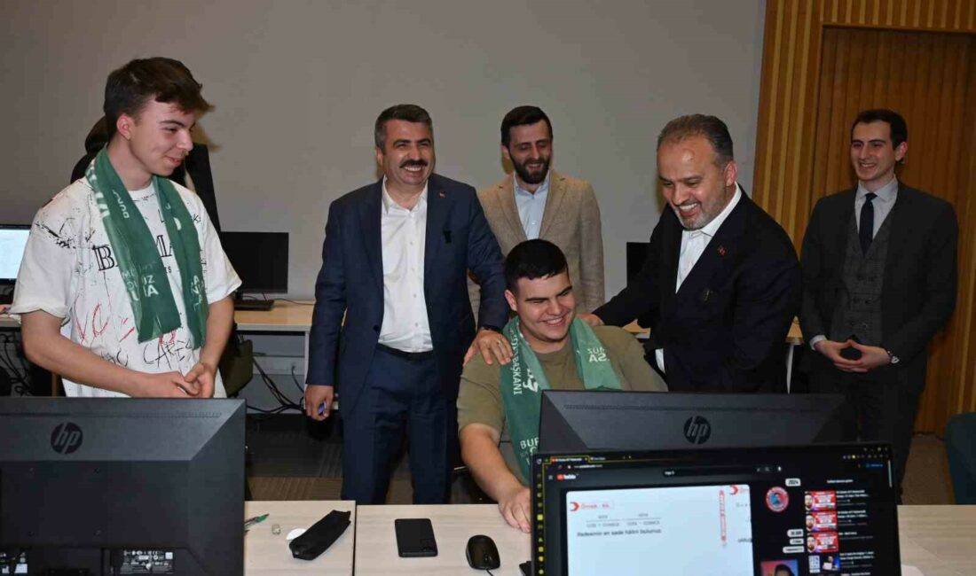 Başkan Aktaş, sahuru gençlerle kütüphanede yaptı BURSA BÜYÜKŞEHİR BELEDİYE BAŞKANI ALİNUR AKTAŞ, MÜMİNE ŞEREMET UYUMAYAN KÜTÜPHANESİ’NDEKİ