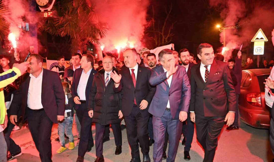 Aktaş’a gençlerden coşkulu karşılama Bursa Büyükşehir Belediye Başkanı Alinur Aktaş, Vakıf Mahallesinde gençler tarafından