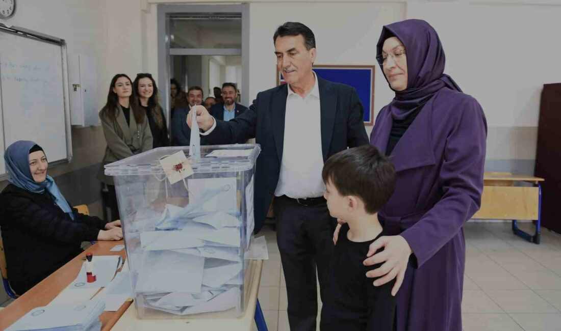 Başkan Dündar oyunu kullandı OSMANGAZİ BELEDİYE BAŞKANI VE CUMHUR İTTİFAKI BAŞKAN ADAYI MUSTAFA DÜNDAR,