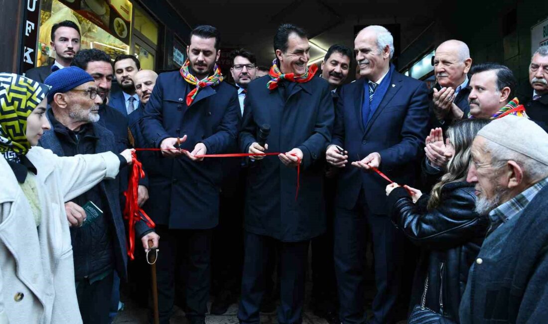 Başkan Dündar’ın açtığı seçim ofisine büyük ilgi SEÇİM ÇALIŞMALARI ÇERÇEVESİNDE İLÇEYİ SOKAK SOKAK GEZEN OSMANGAZİ BELEDİYE BAŞKANI