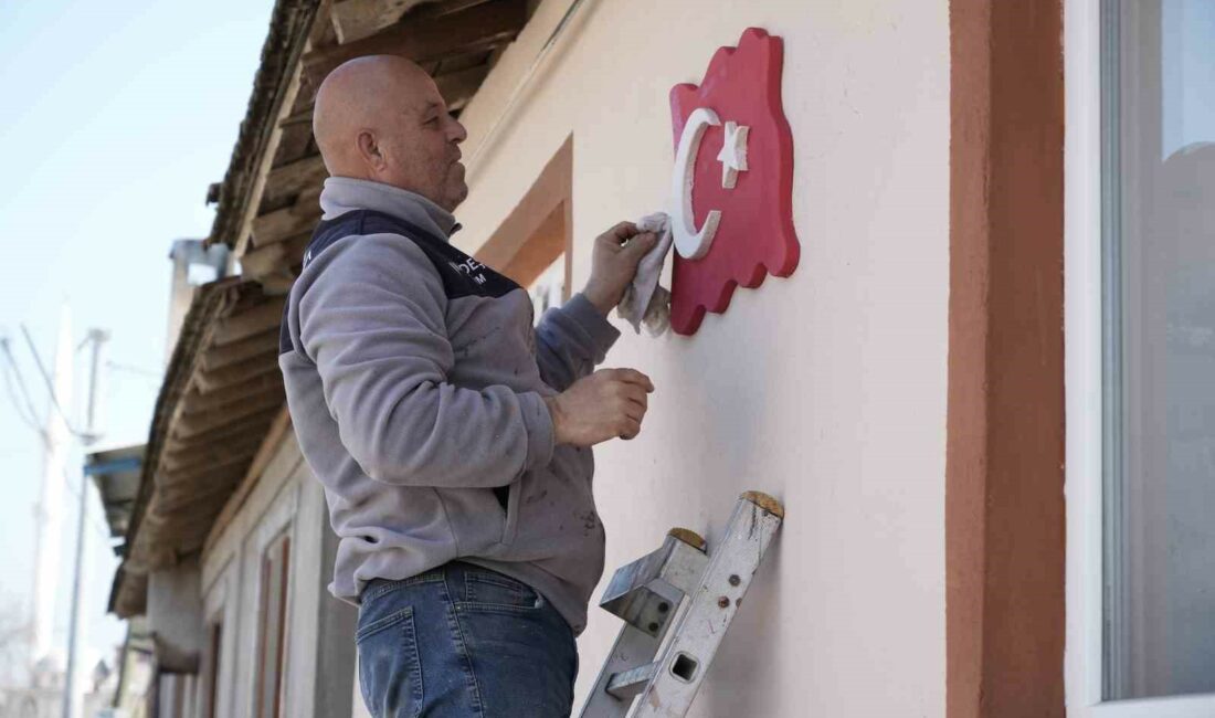 Bursa’da bir muhtar adayı evleri boyuyor Bursa’da bir muhtar adayı, yaşadığı köydeki tüm evleri kendi imkanlarıyla