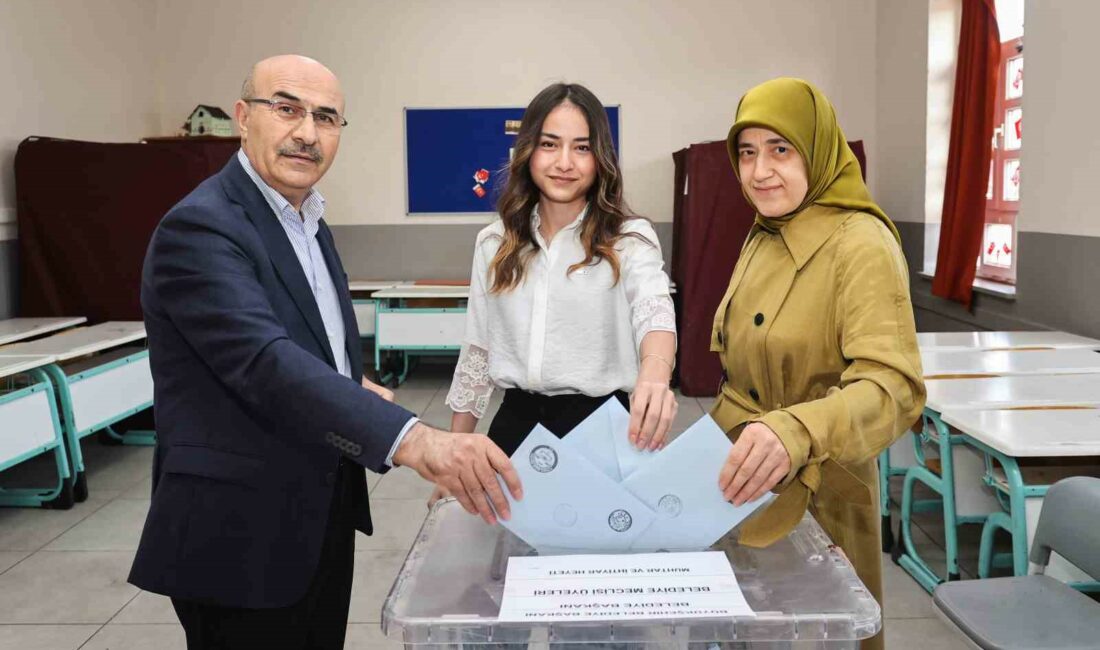 Bursa Valisi Mahmut Demirtaş oyunu kullandı BURSA VALİSİ MAHMUT DEMİRTAŞ AİLESİ İLE BİRLİKTE HAMZABEY ORTAOKULU'NDA OYUNU