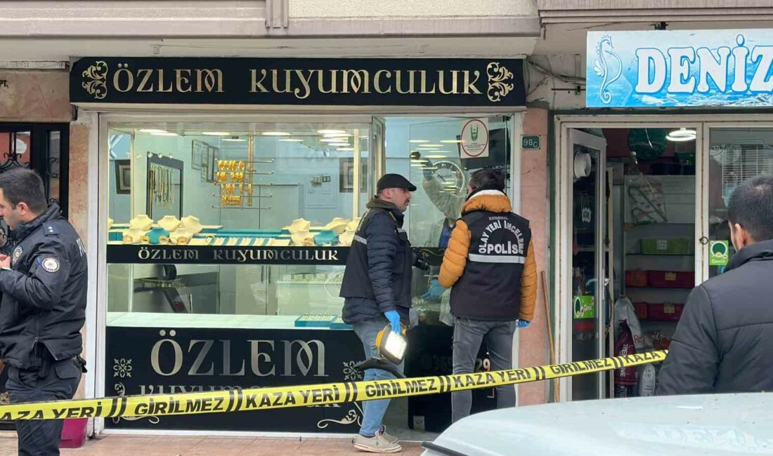 Bursa’da milyonluk silahlı ve kar maskeli kuyumcu soygunu Bursa’da kar maskeli ve eli silahlı iki şüpheli girdikleri kuyumcudan