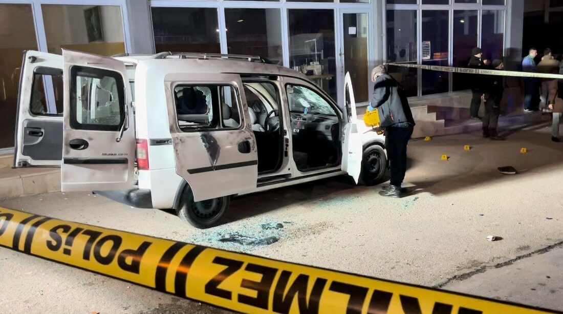 Bursa’da alacaklılarını yolda gören bir grup, takip ettikleri otomobile kurşun