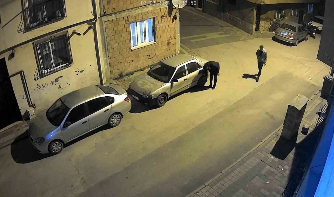 Bursa’nın İnegöl ilçesinde park halindeki aracın lastiğine bıçak saplayıp kaçan