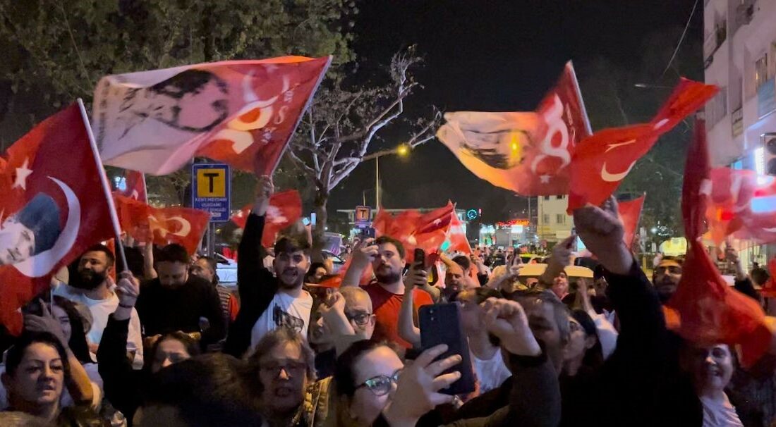 Bursa’da CHP’liler kutlamalara başladı 2024 YEREL SEÇİMLERİ'NDE BURSA'DA CUMHURİYET HALK PARTİSİ MEYDANA İNDİ. PARTİ