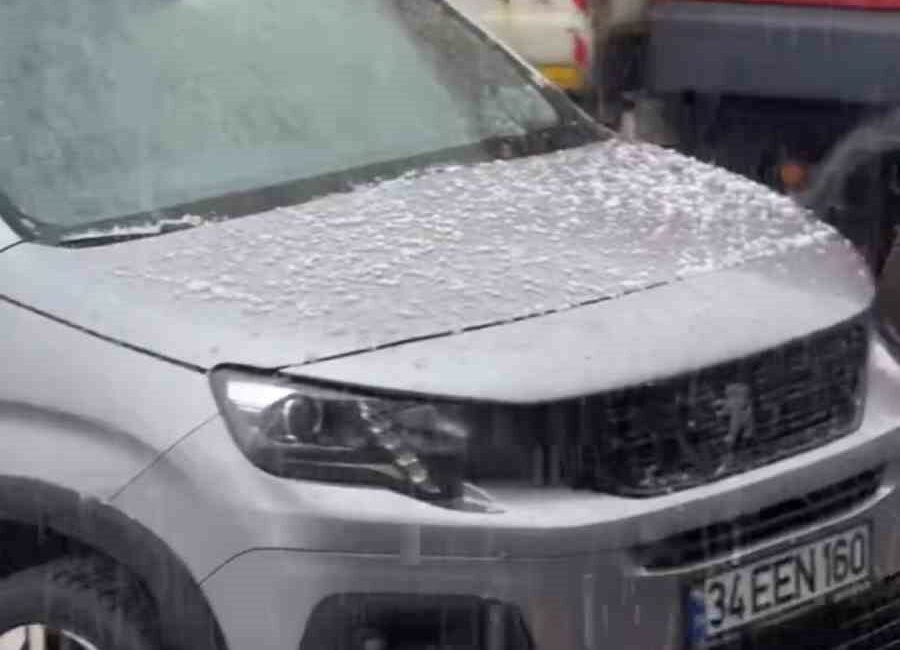 Bursa’da dolu yağışı etkili oldu Bursa’da etkili olan sağanak yağış zaman zaman yerini doluya bıraktı.