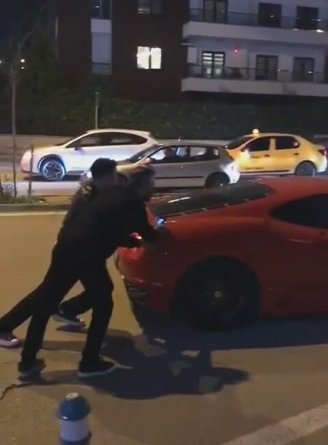 BURSA'DA 20 MİLYON TL DEĞERİNDEKİ LÜKS OTOMOBİL YOLDA KALINCA İTEREK