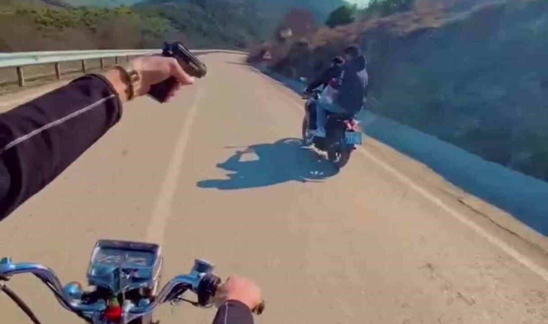 Bursa’da magandalıkta sınır tanımayan gençler kamerada Bursa’da motosikletle seyrederken diğer motosiklete kurusıkı tabanca ile ateş eden
