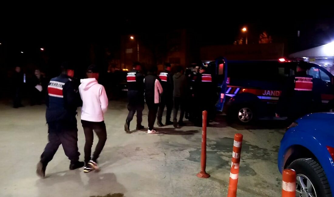 Bursa’da, Afgangistan uyruklu 5 kaçak yakalandı Bursa’da ülkeye kaçak yollarla giren Afganistan uyruklu 5 kaçak yakalandı