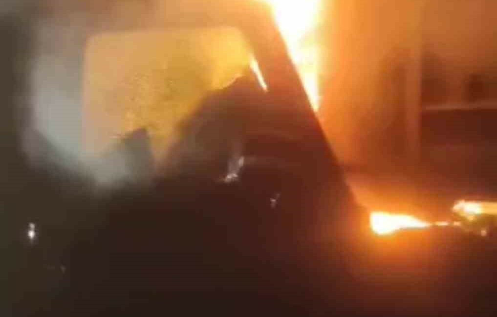 Bursa’da vatandaşlar sürücüyü alevlerin arasından kurtardı Bursa’da çarpmanın şiddetiyle bayılan sürücü, yanan çipin içinden vatandaşlar tarafından