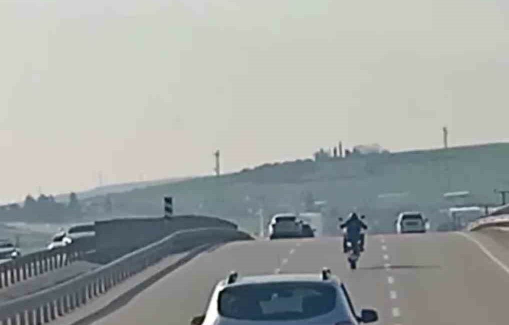 Bursa’da motosiklet sürücüsünün tehlikeli hareketleri kamerada BURSA'DA MOTOSİKLETİN ÜZERİNDE ÖN KALDIRARAK TEHLİKELİ ŞEKİLDE SEYREDEN MOTOSİKLET SÜRÜCÜSÜN