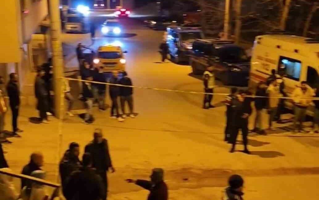 Bursa’da otomobilden sıkılan mermi 2 kadını yaraladı Bursa’da sokak üzerinde bulunan otomobilden tabanca ile bir eve doğru